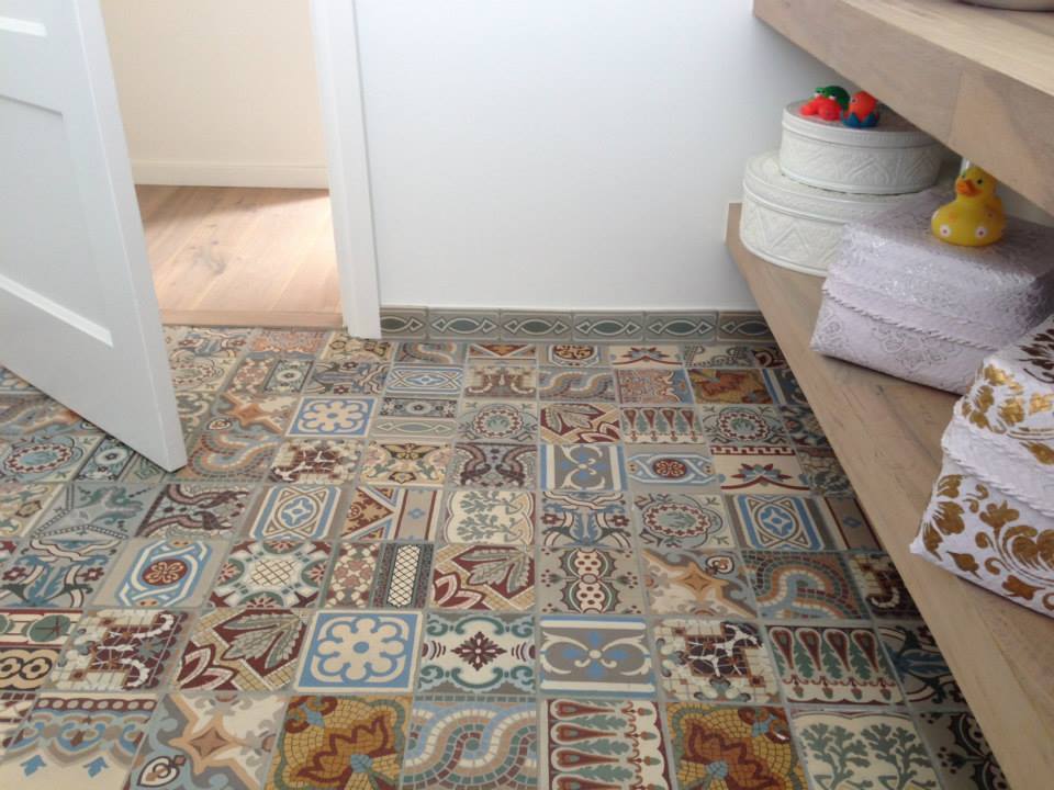 Patchwork vloer in de badkamer. Antieke vloertegels via Floorz