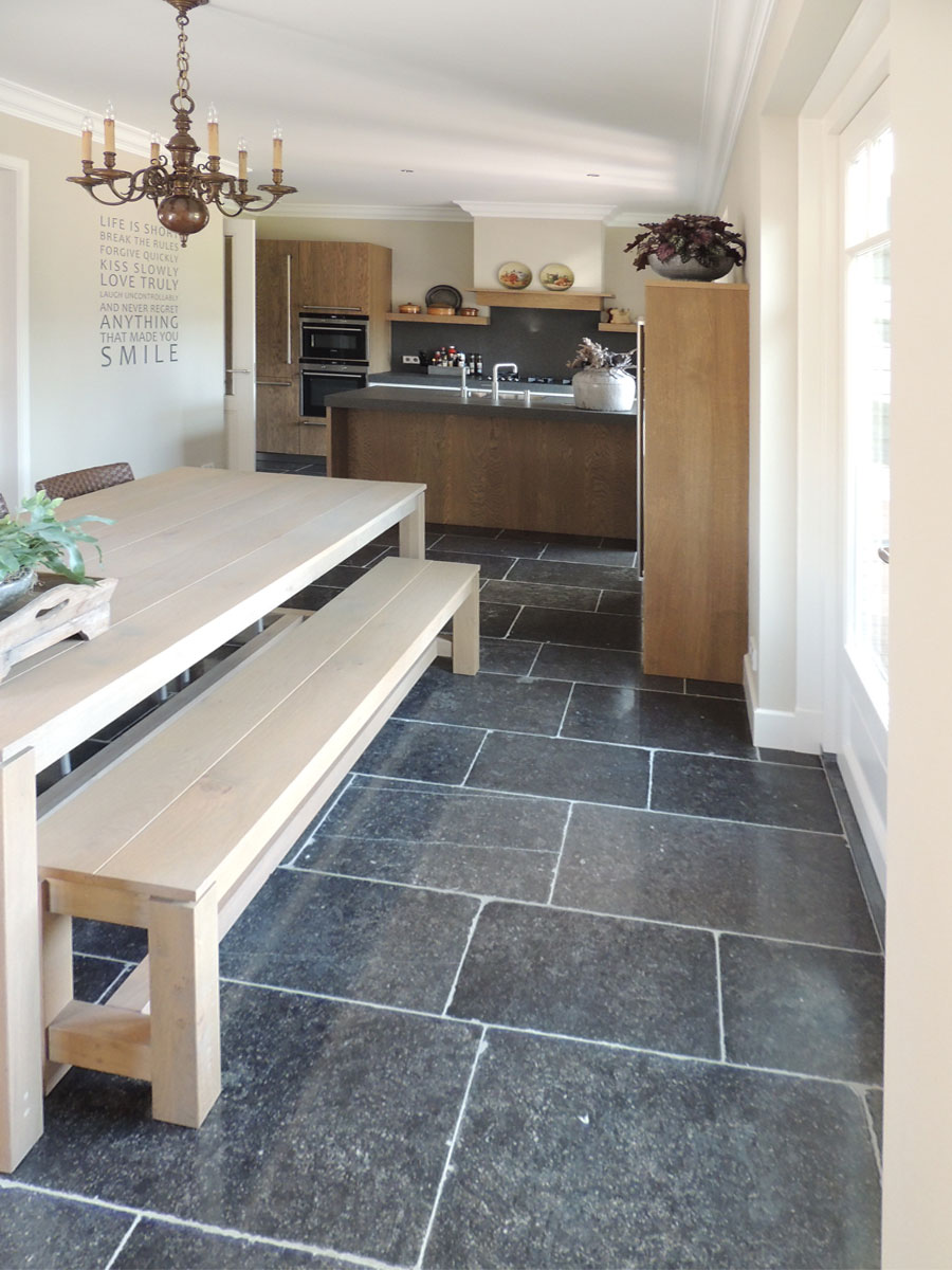 Keuken met natuurstenen vloer antraciet - Nieuwenhuizen natuursteen