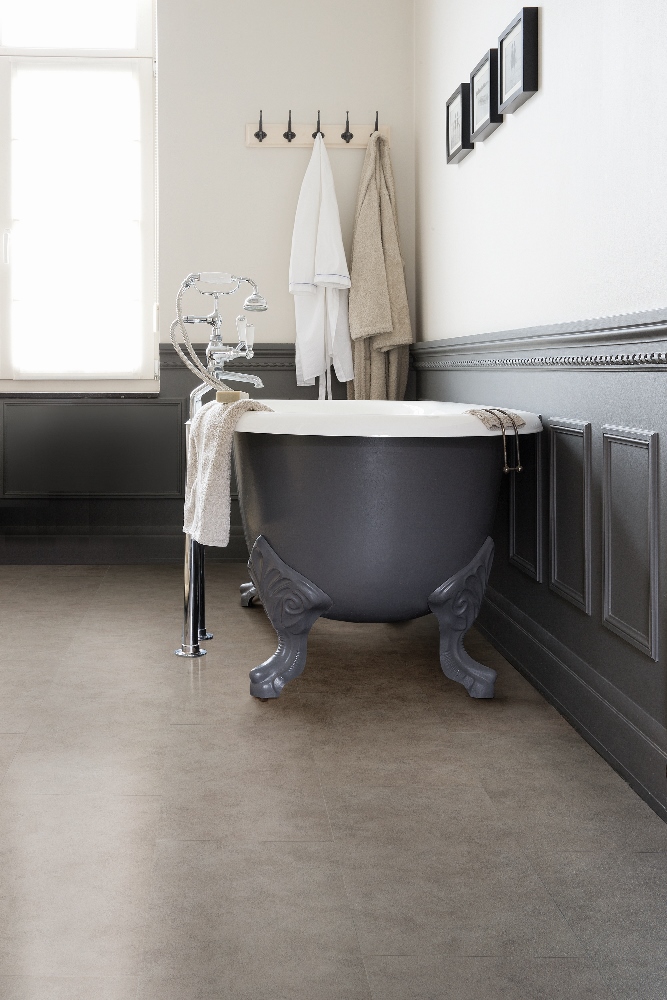 Watervaste vinyl vloer in de badkamer met natuursteen 'look' - beige tegels via Viligno