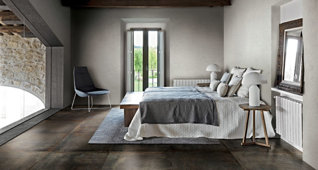 Slaapkamer met vloer met de nieuwste tegels van Douglas & Jones uit de serie Manor. Warm, diep en doorleefd #vloer #tegels #tegelvloer #douglasjones 