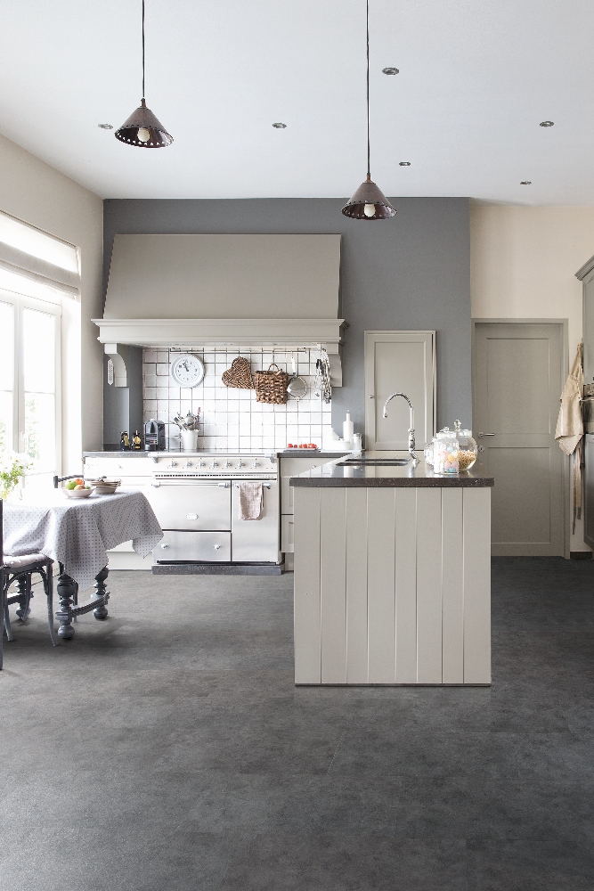 Keuken met watervaste vinyl vloer - grijze natuursteen 'look' via Viligno